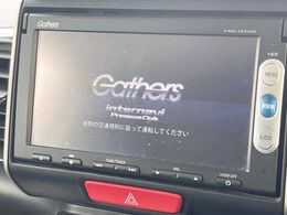【純正ナビ】人気の純正ナビを装備しております。ナビの使いやすさはもちろん、オーディオ機能も充実！キャンプや旅行はもちろん、通勤や買い物など普段のドライブも楽しくなるはず♪