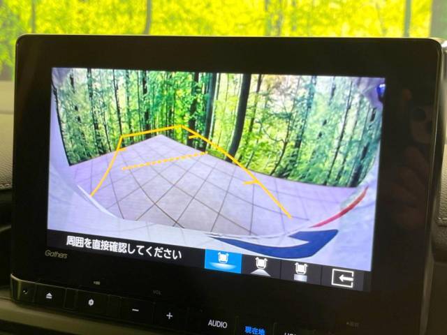 【バックカメラ】駐車時に後方がリアルタイム映像で確認できます。大型商業施設や立体駐車場での駐車時や、夜間のバック時に大活躍！運転スキルに関わらず、今や必須となった装備のひとつです！