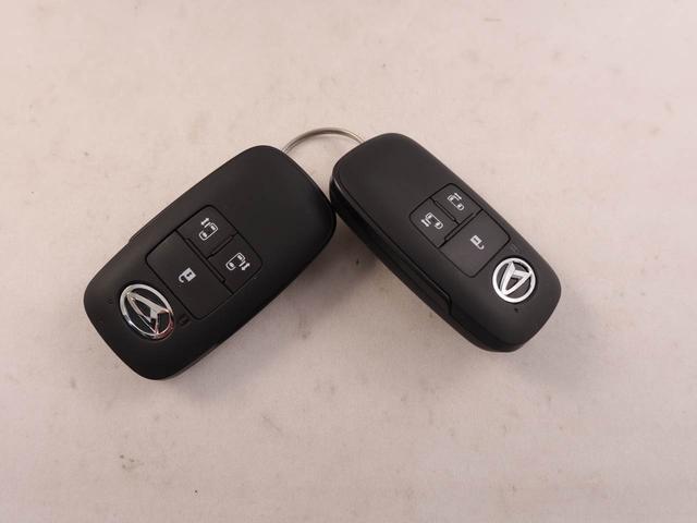 電子キーをカバンやポケットに持っていれば、ドアハンドルやバックドアに付いているボタンを押すだけでドアの開閉ができます。手が塞がっている時、カバンの中からカギを探す必要がありません。