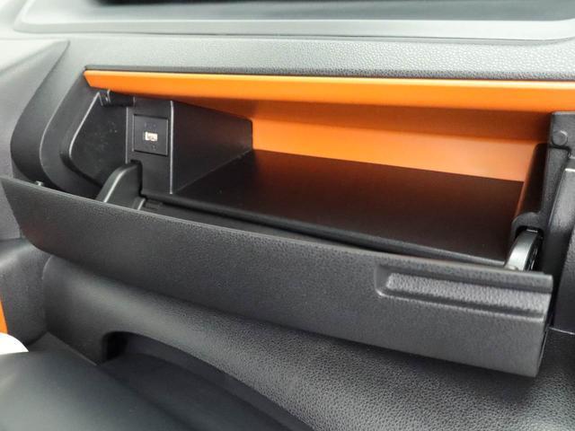 運転席の前にあるインパネアッパーボックスは小物入れとしても使用できます。