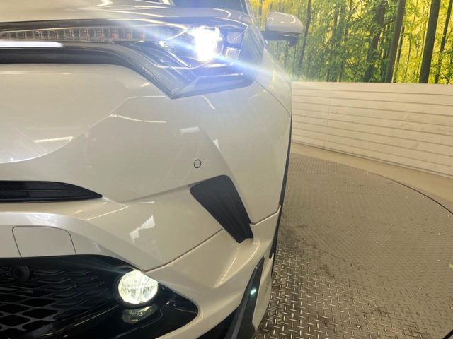 【LEDヘッドライト】悪天候や夜間走行時も良好な視界を確保し安心して運転できる高輝度LEDヘッドライトを装備！点灯速度が早く、消費電力も抑えられています。