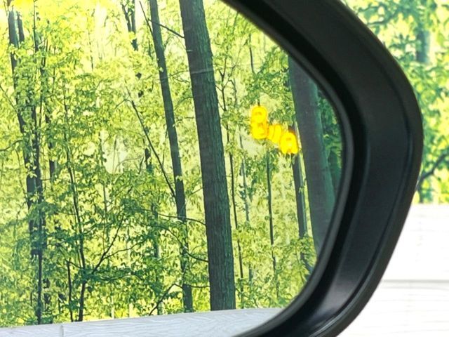【ブラインドスポットモニター】走行中、ドアミラーの死角になりやすい箇所に後続車が接近するとサイドミラーのレンズに警告を表示！ドライバーに注意喚起をしてくれます。