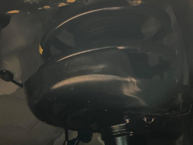 お車を安心してお乗りいただく為には、足回りの定期点検が欠かせません。サービスサポート（有償保証）では無料点検もご提供しており、安心のカーライフをお過ごしいただけるサポート体制が整っています。