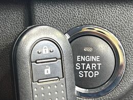 【キーフリーシステム】カバンやポケットに入れたままでもドアの施錠・解錠が可能なスマートキーを装備。エンジンのオン・オフ時もカギを取り出す必要が無いからとっても便利です♪