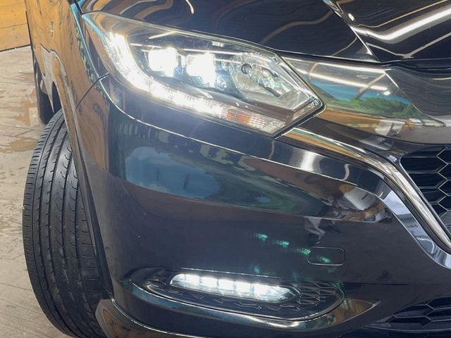 【LEDヘッドライト】悪天候や夜間走行時も良好な視界を確保し安心して運転できる高輝度LEDヘッドライトを装備！点灯速度が早く、消費電力も抑えられています。