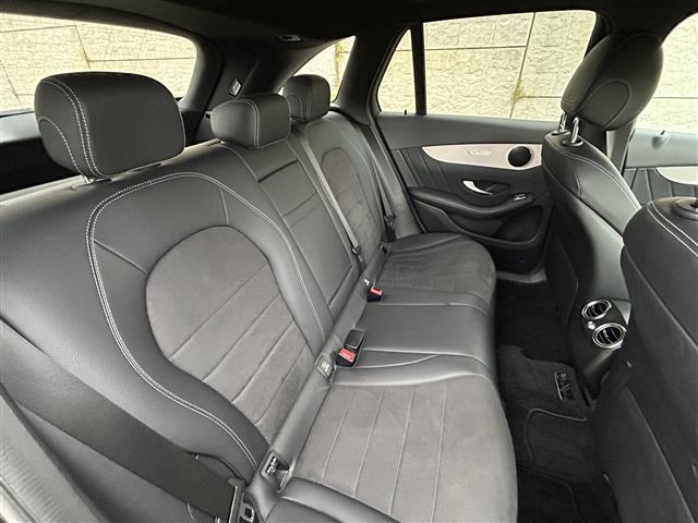 後席もゆったりドライブを楽しめます。ガリバーでご購入いただきましたら、内外装はプロこだわりのクリーニングで清潔なおクルマでご納車させていただきます！店舗での現車確認も承っています！