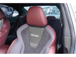 メーカーオプションRECARO製ブラック/ボルドーツートーンウルトラスエードシート装備☆ドイツのメーカーRECAROが製造するシート☆人間工学に基づいた設計で、ホールド性や快適性を実現しています☆
