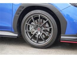 大人気ディーラーオプションのSTI製18インチアルミホイール装備☆タイヤサイズは245/40R18になります☆