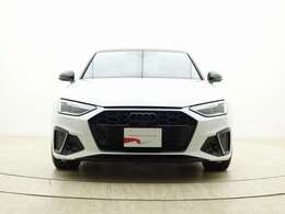 Audiでは2004年以降、この逆台形型のシングルフレームグリルを採用しています。他ブランドのフロントマスクデザインにも大きな影響を与えています。