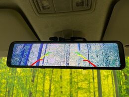 【バックカメラ】駐車時に後方がリアルタイム映像で確認できます。大型商業施設や立体駐車場での駐車時や、夜間のバック時に大活躍！運転スキルに関わらず、今や必須となった装備のひとつです！