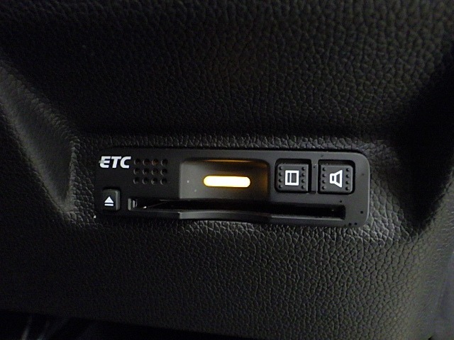【ETC】便利なETC車載器も装備！高速道路の料金所もスムーズに通過できます。今や必須の装備ですね！お客様用にセットアップをしてのお渡しとなります！