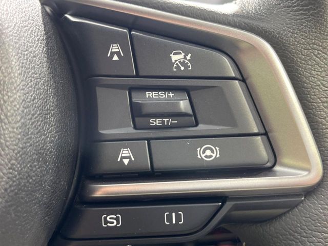 【全車速追従機能付クルーズコントロール】高速道路での長距離走行が楽に！！自動で速度を保つクルーズコントロールが、衝突軽減システムと連携し、前方の車両を感知して車間を保つように速度調節してくれます！！