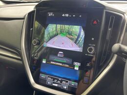 【バックカメラ】駐車時に後方がリアルタイム映像で確認できます。大型商業施設や立体駐車場での駐車時や、夜間のバック時に大活躍！運転スキルに関わらず、今や必須となった装備のひとつです！