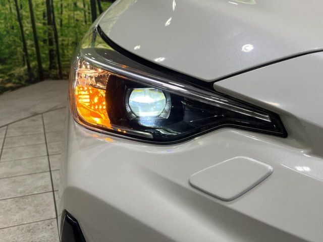 【LEDヘッドライト】悪天候や夜間走行時も良好な視界を確保し安心して運転できる高輝度LEDヘッドライトを装備！点灯速度が早く、消費電力も抑えられています。