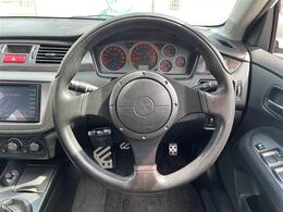 こちらはハンドルの写真です！中古車なので、若干の使用感はありますが破損、不具合等はありません！弊社はユーザー様から買取した車両を、一台一台チェックして問題のない車両を掲載しております！ご安心ください！