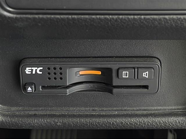【ETC】有料道路を利用する際に料金所で停止することなく通過できる、ETC車載器（ノンストップ自動料金収受システム機器）が装備されています。セットアップを行うことで利用可能になります。