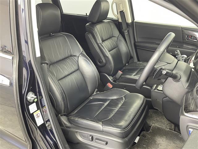 【7人乗りレザーシート】ゆったりとした座り心地と、車内を広々と使える快適性に長けているので、快適な時間をお過ごしいただけます！