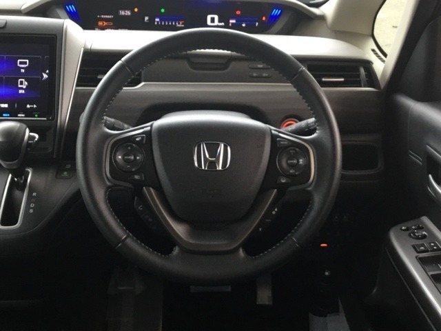 【Honda　SENSING】いつもの道で、高速道路などで、安心・快適な運転を支援します。先進の安全運転機能システム搭載。