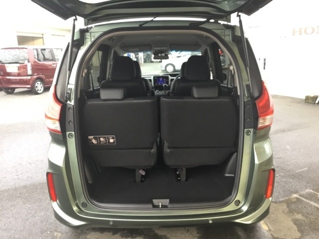 荷室は3列目シートを立てたままでも十分な容量があります。