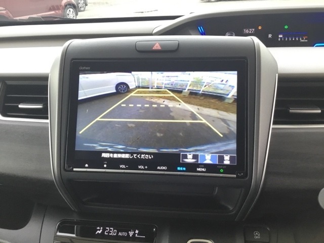 バックモニター付きで、車庫入れやバック時の後方確認をサポート。