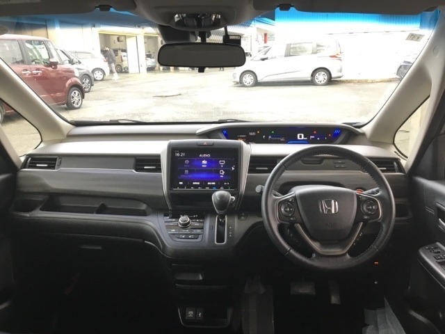 広びろとした視界が運転にゆとりを広げます。