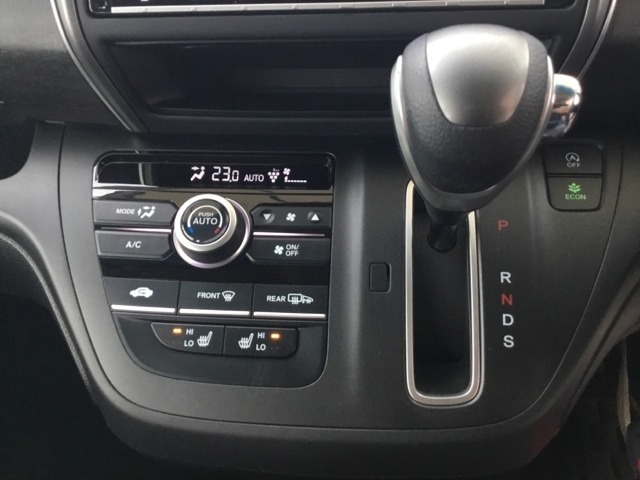 オートエアコンはこまめに温度調整するので、燃料の消費量をより少なくできます。シートヒーター付きなので、寒い日も快適です。