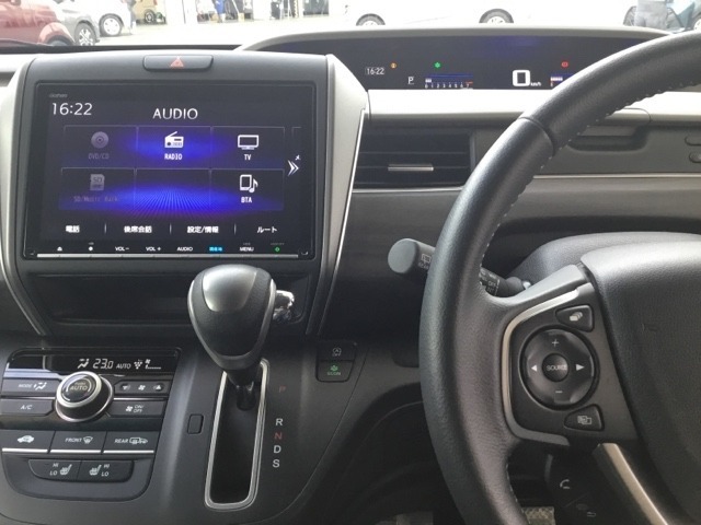 ドライブの必需品。見やすい・使いやすいHonda純正のメモリーナビを搭載。