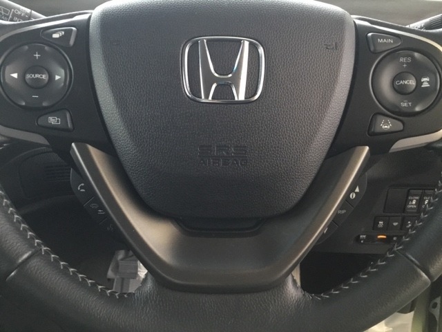 ステアリング左側はオーディオリモコンスイッチ、右側がクルーズコントロールです。手元で操作できるので便利です。