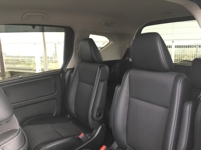 3列シート、6人乗り、用途に合わせてシートをアレンジできます。