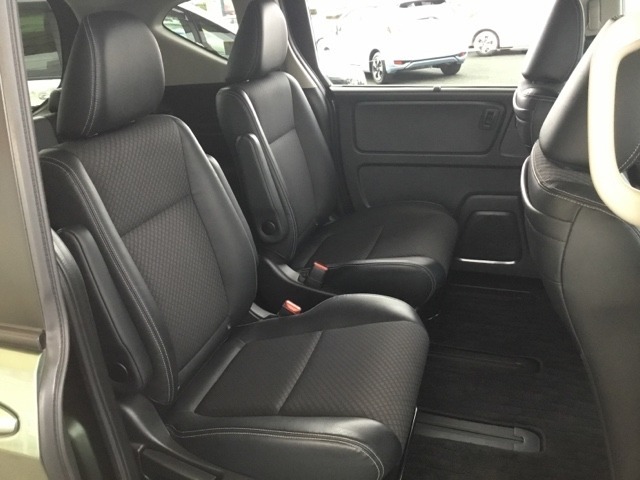 シート間が通路になる2列目キャプテンシート。3列目への移動も簡単☆