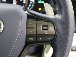 自動車専用道路にて設定した車速内で前走車との距離を一定になるよう加減速制御するレーダークルーズコントロール、同一車線内中央を走行できるよう操舵を支援するレーントレーシングアシストを搭載しています。