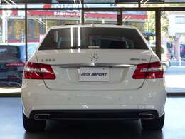 ツインクロームエグゾーストエンドが装着されスポーティーな外観を演出しております！！　内装は高級感漂うブラックレザー＆ブラックアッシュウッドの組み合わせ！！