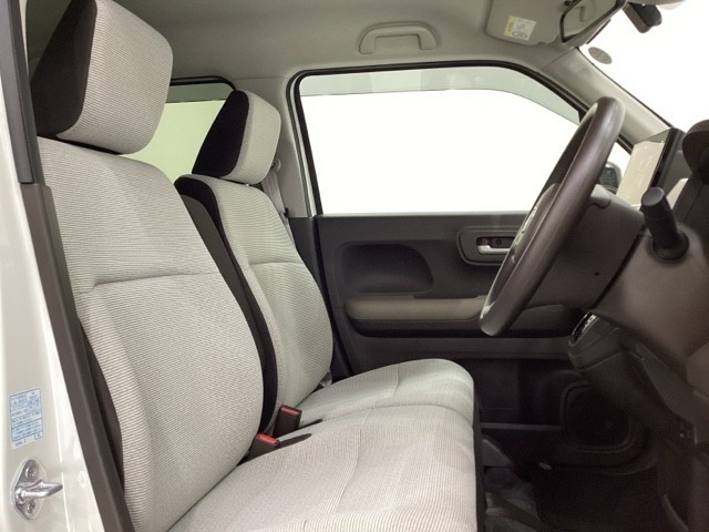 広い足元に肘掛けもついたゆったり座れるシートです。運転席と助手席の足元が空いているため、助手席側への移動がスムーズです。交通量の多い道でも、助手席側から乗り降りができます。