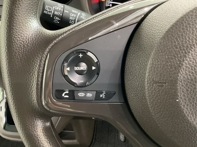 ステアリングスイッチがついていますので、オーディオのチャンネル変更、ボリューム、ジャンル変更が操作可能です。ハンドルから手を離さず安全に操作できます。