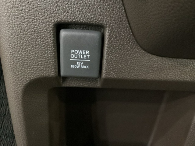 アクセサリーソケットはUSBのアダプターなどをつければ、スマホの充電にも使えます。周辺には物が置けるボックスがついています。