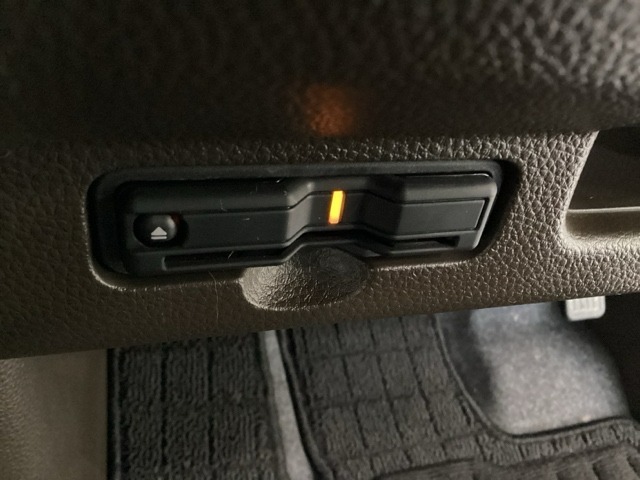 ハンドルの左下にETCがついています。高速道路の料金所の通過も楽々です。　カードの取り出しもしやすい場所についています。