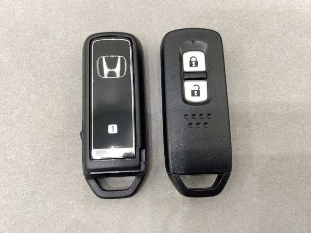 スマートキーを装備しています。鍵を差し込むことなくドアロックの開け閉めと、スタートボタン操作でのエンジンスタートができます。スペアキーも同じものを用意しております。