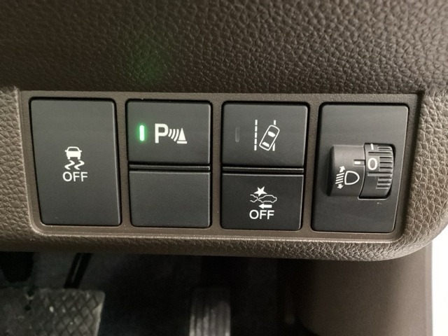 ハンドルの右側にはヘットライトリベライザーとHondaセンシング用のメインスイッチなどがついています。ヘッドライトリベライザーは道路状況や積荷の加重に応じてライトの高さを調節できます。