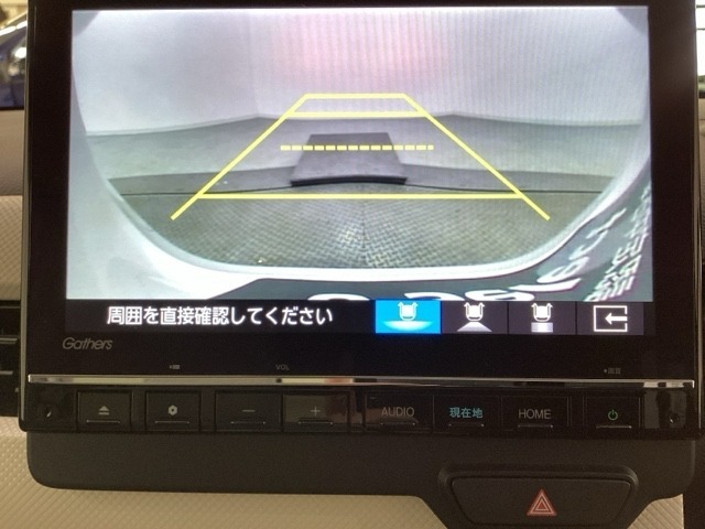 バックでの車庫入れも安心です！　リアカメラが付いているバックモニター付のナビを装備しております。操作線もついており距離感も画面から確認できます。