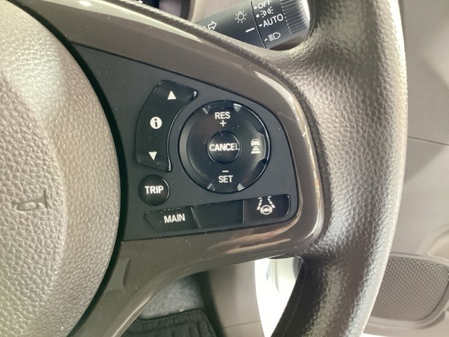 ハンドルにHondaセンシング系のクルーズコントロールやレーンキープアシストなどのスイッチが装備されています。ハンドルから手を離さず安全に操作できます。