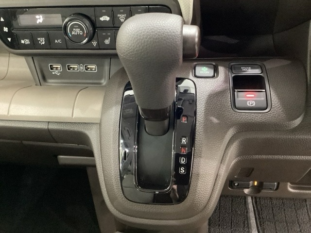 CVT車のセレクトレバーです。低速から高速まで、変速ショックのないスムーズな走りと、エンジン効率のよい領域を維持して燃費にも貢献します。サイドブレーキはスイッチ操作の電子制御パーキングブレーキです。
