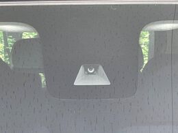 【インテリジェントエマージェンシーブレーキ】フロントカメラで前方の車両や歩行者を検知。衝突しそうな時は衝突被害軽減ブレーキが作動、衝突回避をサポート。より安全にドライブをお楽しみいただけます。