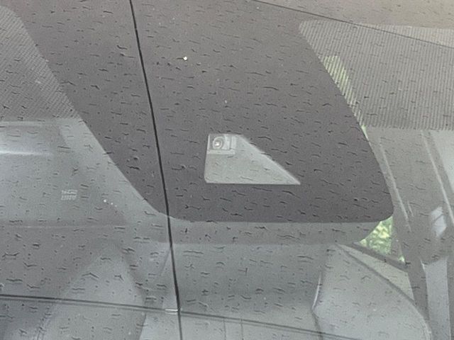 【トヨタセーフティセンス】走行中に前方の車両等を認識し、衝突しそうな時は警報とブレーキで衝突回避と被害軽減をアシスト。より安全にドライブをお楽しみいただけます。