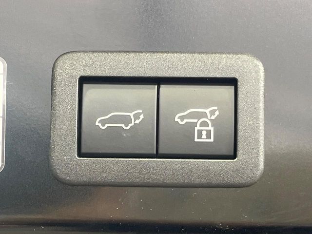 【パワーバックドア】スマートキーや運転席のボタンを押すだけでリアゲートが自動で開閉します！荷物を持っている時や、高い位置にあるバックドアを閉める際に便利な機能です♪