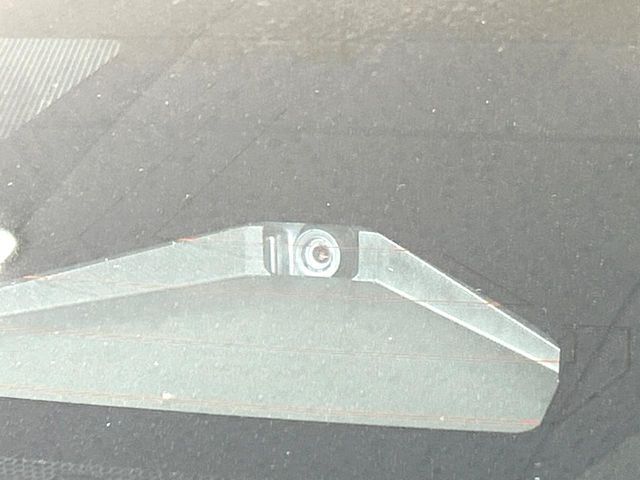 【トヨタセーフティセンス】走行中に前方の車両等を認識し、衝突しそうな時は警報とブレーキで衝突回避と被害軽減をアシスト。より安全にドライブをお楽しみいただけます。