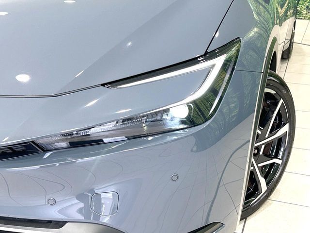 【LEDヘッドライト】悪天候や夜間走行時も良好な視界を確保し安心して運転できる高輝度LEDヘッドライトを装備！点灯速度が早く、消費電力も抑えられています。