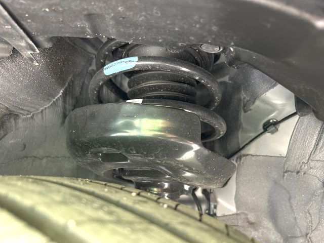お車を安心してお乗りいただく為には、足回りの定期点検が欠かせません。サービスサポート（有償保証）では無料点検もご提供しており、安心のカーライフをお過ごしいただけるサポート体制が整っています。