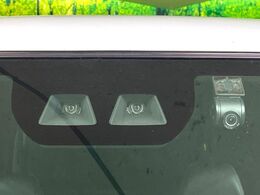 【スマートアシスト】走行中に前方の車両等を認識し、衝突しそうな時は警報とブレーキで衝突回避と被害軽減をアシスト。より安全にドライブをお楽しみいただけます。