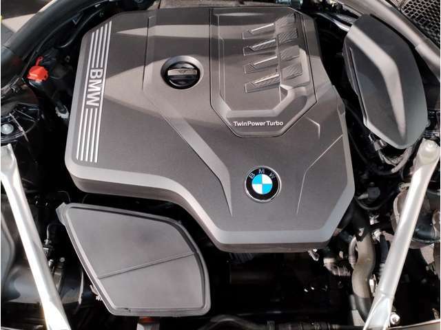 BMWのエンジンは世界的にも認められている高性能エンジンです。レスポンスがよく高回転型の心地よい吹きあがりなど駆け抜ける歓びのキーになる部分でございます。