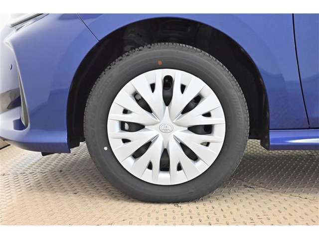 純正なので車に似合うデザインになっていますね。スタッドレスタイヤもご相談下さい。